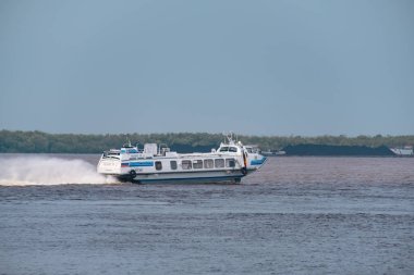 Khabarovsk, Rusya - 08 Ağustos 2019: Amur nehri üzerinde Khabarovsk kenti yakınlarında sel. Amur Nehri'nin seviyesi yaklaşık 159 santimetredir. Tekne Amur nehri üzerinde..
