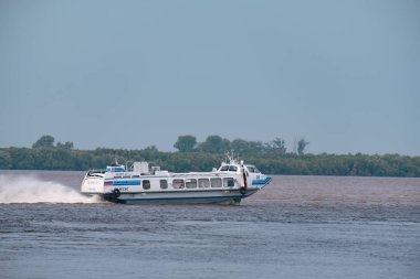 Khabarovsk, Rusya - 08 Ağustos 2019: Amur nehri üzerinde Khabarovsk kenti yakınlarında sel. Amur Nehri'nin seviyesi yaklaşık 159 santimetredir. Tekne Amur nehri üzerinde..