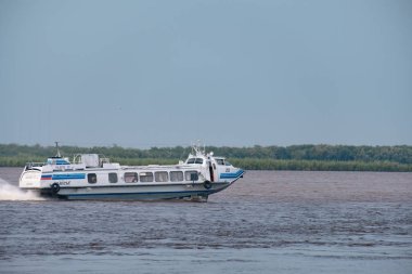 Khabarovsk, Rusya - 08 Ağustos 2019: Amur nehri üzerinde Khabarovsk kenti yakınlarında sel. Amur Nehri'nin seviyesi yaklaşık 159 santimetredir. Tekne Amur nehri üzerinde..