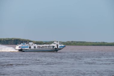 Khabarovsk, Rusya - 08 Ağustos 2019: Amur nehri üzerinde Khabarovsk kenti yakınlarında sel. Amur Nehri'nin seviyesi yaklaşık 159 santimetredir. Tekne Amur nehri üzerinde..