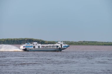 Khabarovsk, Rusya - 08 Ağustos 2019: Amur nehri üzerinde Khabarovsk kenti yakınlarında sel. Amur Nehri'nin seviyesi yaklaşık 159 santimetredir. Tekne Amur nehri üzerinde..