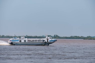 Khabarovsk, Rusya - 08 Ağustos 2019: Amur nehri üzerinde Khabarovsk kenti yakınlarında sel. Amur Nehri'nin seviyesi yaklaşık 159 santimetredir. Tekne Amur nehri üzerinde..
