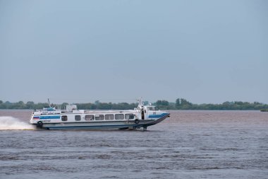 Khabarovsk, Rusya - 08 Ağustos 2019: Amur nehri üzerinde Khabarovsk kenti yakınlarında sel. Amur Nehri'nin seviyesi yaklaşık 159 santimetredir. Tekne Amur nehri üzerinde..