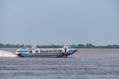 Khabarovsk, Rusya - 08 Ağustos 2019: Amur nehri üzerinde Khabarovsk kenti yakınlarında sel. Amur Nehri'nin seviyesi yaklaşık 159 santimetredir. Tekne Amur nehri üzerinde..