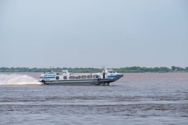 Khabarovsk, Rusya - 08 Ağustos 2019: Amur nehri üzerinde Khabarovsk kenti yakınlarında sel. Amur Nehri'nin seviyesi yaklaşık 159 santimetredir. Tekne Amur nehri üzerinde..