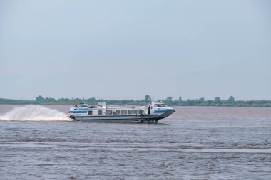 Khabarovsk, Rusya - 08 Ağustos 2019: Amur nehri üzerinde Khabarovsk kenti yakınlarında sel. Amur Nehri'nin seviyesi yaklaşık 159 santimetredir. Tekne Amur nehri üzerinde..