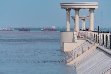 Khabarovsk, Rusya - 08 Ağustos 2019: Amur nehri üzerinde Khabarovsk kenti yakınlarında sel. Yaklaşık 159 santimetre de Amur nehri seviyesi.
