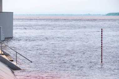 Khabarovsk şehri yakınlarındaki Amur nehri üzerinde sel. Yaklaşık 159 santimetre de Amur nehri seviyesi.