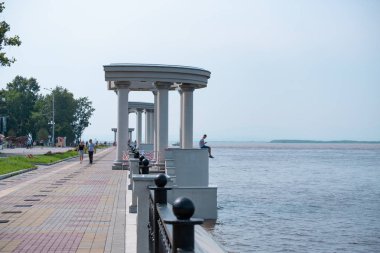 Khabarovsk, Rusya - 08 Ağustos 2019: Amur nehri üzerinde Khabarovsk kenti yakınlarında sel. Yaklaşık 159 santimetre de Amur nehri seviyesi.