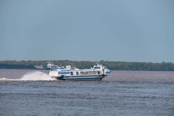 Khabarovsk, Russia - Aug 08, 2019: Flood on the Amur river near the city of Khabarovsk. The level of the Amur river at around 159 centimeters. The boat is on the Amur river. — Stock Photo, Image