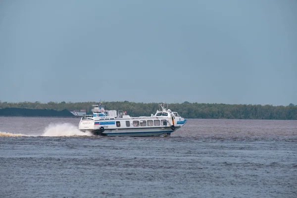 Khabarovsk, Russia - Aug 08, 2019: Flood on the Amur river near the city of Khabarovsk. The level of the Amur river at around 159 centimeters. The boat is on the Amur river. — Stock Photo, Image