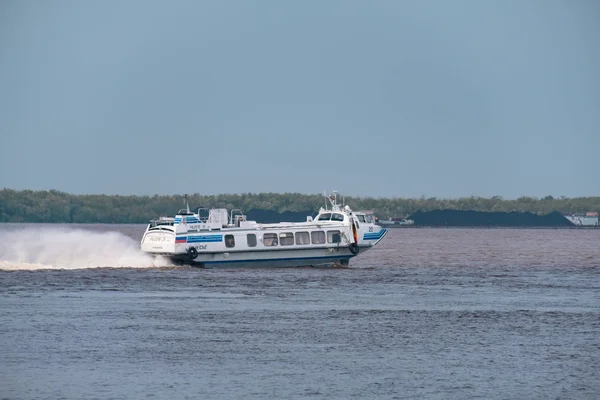 Khabarovsk, Rusia - 08 / 08 / 2019: Inundación en el río Amur cerca de la ciudad de Khabarovsk. El nivel del río Amur en torno a 159 centímetros. El barco está en el río Amur. . —  Fotos de Stock