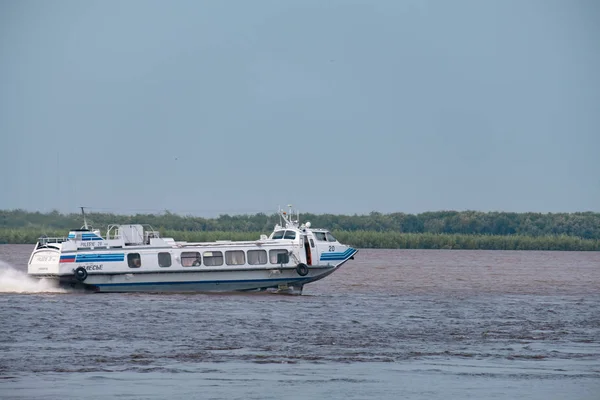 Khabarovsk, Russia - Aug 08, 2019: Flood on the Amur river near the city of Khabarovsk. The level of the Amur river at around 159 centimeters. The boat is on the Amur river. — Stock Photo, Image