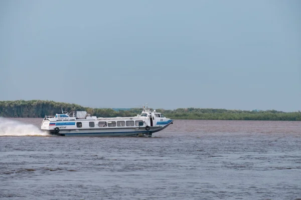 Khabarovsk, Russia - Aug 08, 2019: Flood on the Amur river near the city of Khabarovsk. The level of the Amur river at around 159 centimeters. The boat is on the Amur river. — Stock Photo, Image