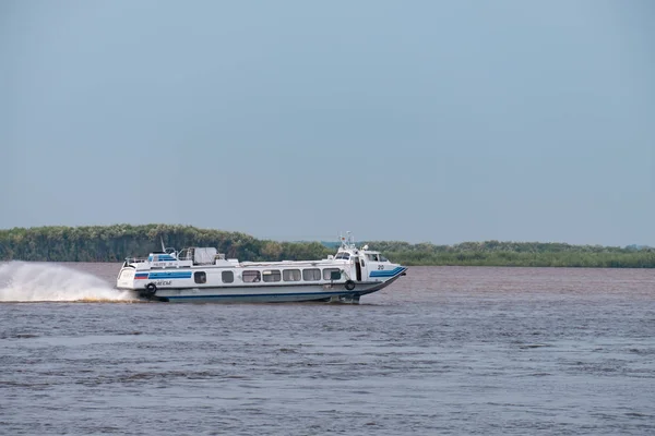 Khabarovsk, Rusia - 08 / 08 / 2019: Inundación en el río Amur cerca de la ciudad de Khabarovsk. El nivel del río Amur en torno a 159 centímetros. El barco está en el río Amur. . —  Fotos de Stock