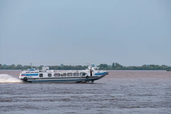 Khabarovsk, Rusia - 08 / 08 / 2019: Inundación en el río Amur cerca de la ciudad de Khabarovsk. El nivel del río Amur en torno a 159 centímetros. El barco está en el río Amur. . —  Fotos de Stock