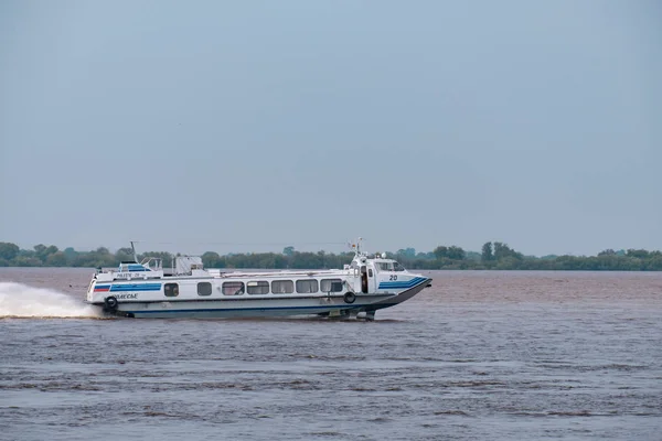 Khabarovsk, Russia - Aug 08, 2019: Flood on the Amur river near the city of Khabarovsk. The level of the Amur river at around 159 centimeters. The boat is on the Amur river. — Stock Photo, Image