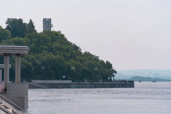 Khabarovsk, Rusya - 08 Ağustos 2019: Amur nehri üzerinde Khabarovsk kenti yakınlarında sel. Yaklaşık 159 santimetre de Amur nehri seviyesi.