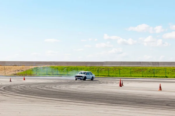 Khabarovsk, Rusya - 19 Temmuz 2019: Araba daki adam Lada beyaz trenler drift. — Stok fotoğraf