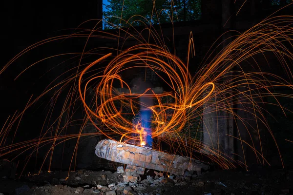 Drawing light at night in an old abandoned building, splashes of light and sparks. Freezelight. — Stock Photo, Image