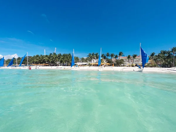 Білі пляжі Боракай Філіппіни. Бірюзове море. Зелені пальми. — стокове фото