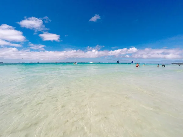 ボラカイ島フィリピンの白いビーチ。ターコイズブルーの海。緑のヤシの木. — ストック写真