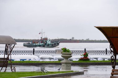 Khabarovsk, Rusya - 27 Ağustos 2019: Amur nehri üzerinde Khabarovsk kenti yakınlarında sel. Yaklaşık 626 santimetre de Amur nehri seviyesi.
