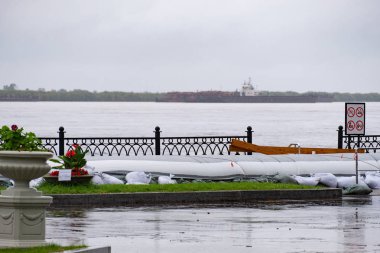 Khabarovsk, Rusya - 27 Ağustos 2019: Amur nehri üzerinde Khabarovsk kenti yakınlarında sel. Yaklaşık 626 santimetre de Amur nehri seviyesi.