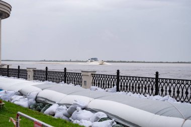 Khabarovsk, Rusya - 27 Ağustos 2019: Amur nehri üzerinde Khabarovsk kenti yakınlarında sel. Yaklaşık 626 santimetre de Amur nehri seviyesi.