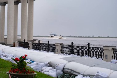 Khabarovsk, Rusya - 27 Ağustos 2019: Amur nehri üzerinde Khabarovsk kenti yakınlarında sel. Yaklaşık 626 santimetre de Amur nehri seviyesi.