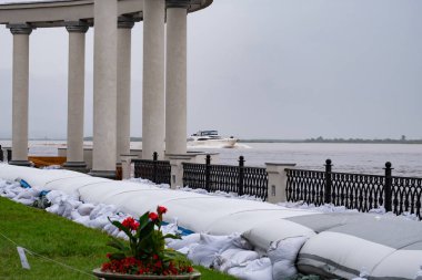 Khabarovsk, Rusya - 27 Ağustos 2019: Amur nehri üzerinde Khabarovsk kenti yakınlarında sel. Yaklaşık 626 santimetre de Amur nehri seviyesi.