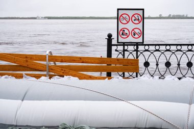 Khabarovsk, Rusya - 27 Ağustos 2019: Amur nehri üzerinde Khabarovsk kenti yakınlarında sel. Yaklaşık 626 santimetre de Amur nehri seviyesi.