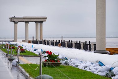 Khabarovsk, Rusya - 27 Ağustos 2019: Amur nehri üzerinde Khabarovsk kenti yakınlarında sel. Yaklaşık 626 santimetre de Amur nehri seviyesi.