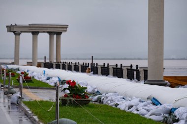 Khabarovsk, Rusya - 27 Ağustos 2019: Amur nehri üzerinde Khabarovsk kenti yakınlarında sel. Yaklaşık 626 santimetre de Amur nehri seviyesi.