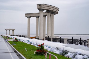 Khabarovsk, Rusya - 27 Ağustos 2019: Amur nehri üzerinde Khabarovsk kenti yakınlarında sel. Yaklaşık 626 santimetre de Amur nehri seviyesi.