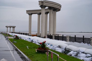 Khabarovsk, Rusya - 27 Ağustos 2019: Amur nehri üzerinde Khabarovsk kenti yakınlarında sel. Yaklaşık 626 santimetre de Amur nehri seviyesi.