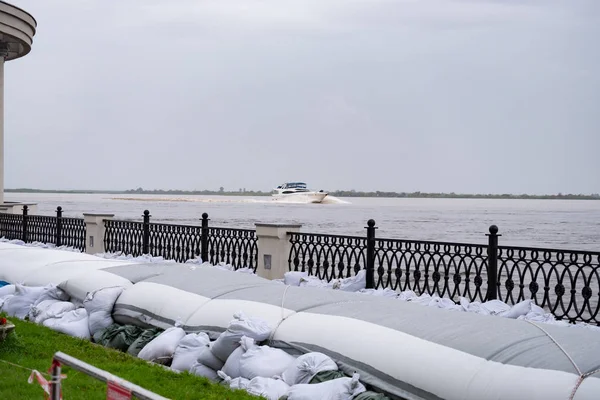 Khabarovsk, Rusya - 27 Ağustos 2019: Amur nehri üzerinde Khabarovsk kenti yakınlarında sel. Yaklaşık 626 santimetre de Amur nehri seviyesi.