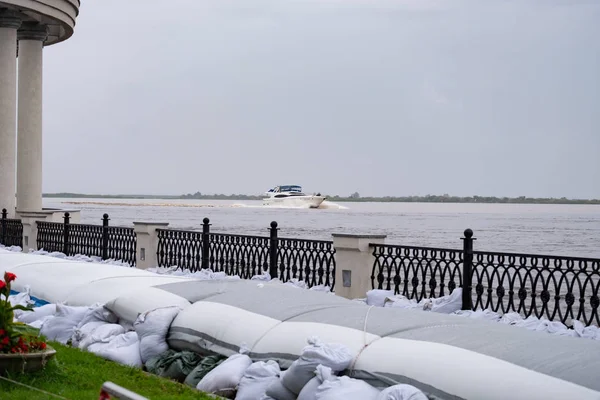 Khabarovsk, Rusya - 27 Ağustos 2019: Amur nehri üzerinde Khabarovsk kenti yakınlarında sel. Yaklaşık 626 santimetre de Amur nehri seviyesi.