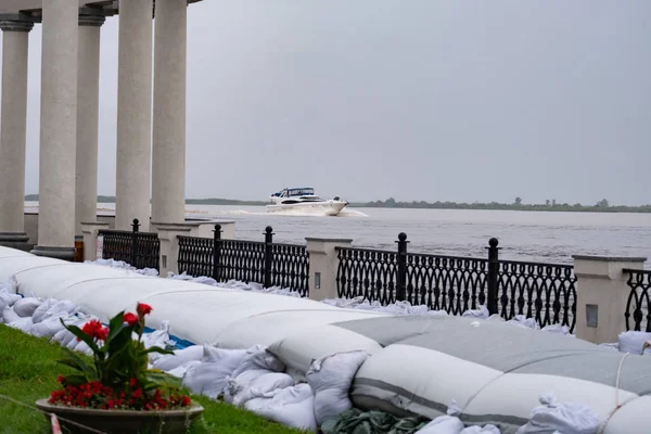 Khabarovsk, Rusya - 27 Ağustos 2019: Amur nehri üzerinde Khabarovsk kenti yakınlarında sel. Yaklaşık 626 santimetre de Amur nehri seviyesi.