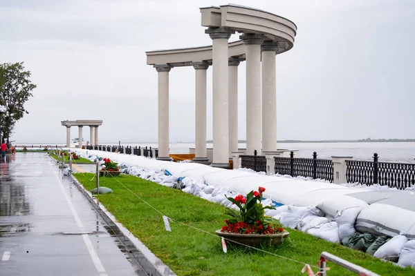 Khabarovsk, Rusya - 27 Ağustos 2019: Amur nehri üzerinde Khabarovsk kenti yakınlarında sel. Yaklaşık 626 santimetre de Amur nehri seviyesi.