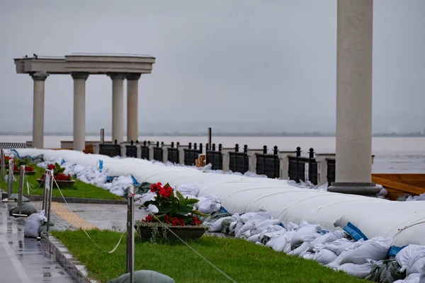 Khabarovsk, Rusya - 27 Ağustos 2019: Amur nehri üzerinde Khabarovsk kenti yakınlarında sel. Yaklaşık 626 santimetre de Amur nehri seviyesi.