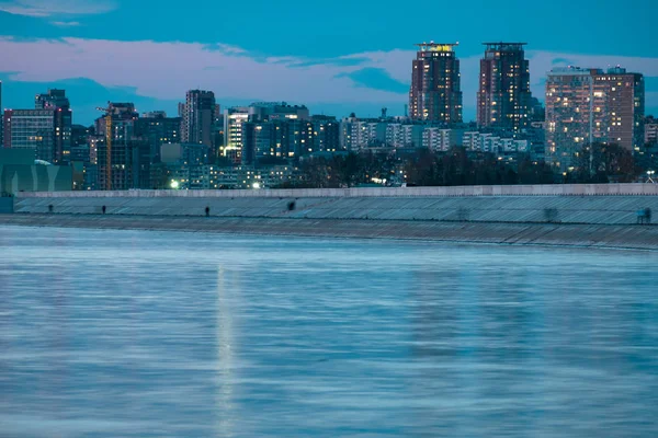 Nachtaufnahme der Stadt Chabarowsk vom Amur aus. Blauer Nachthimmel. Die nächtliche Stadt ist hell erleuchtet mit Laternen. — Stockfoto