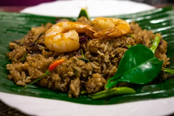 Masanın üzerinde Pad Ki Mao-Sarhoşlar Eriştesi olan bir tabak Tayland yemeği..