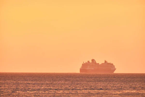 Boracay, Filipijnen - 23 januari 2020: Zonsondergang op het eiland Boracay. Zeilen en andere traditionele boten met toeristen op zee tegen de achtergrond van de ondergaande zon. Celebrity Millennium cruiseschip — Stockfoto