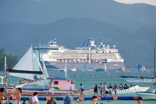 Boracay, Philippines - Jan 23, 2020: White beach of Boracay island. Tourists walk along the beach and swim in the sea. A few days before the outbreak of the coronavirus. Celebrity Millennium cruise — Stock Photo, Image