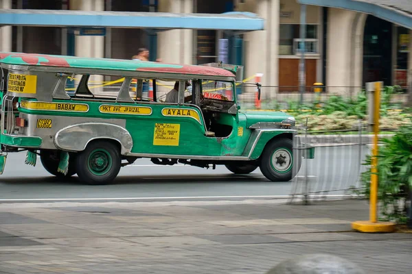 Manila, Filipinas - 02 de fevereiro de 2020: Jeepneys on the roads of Manila. Ex-jipes militares americanos convertidos em transportes públicos. — Fotografia de Stock