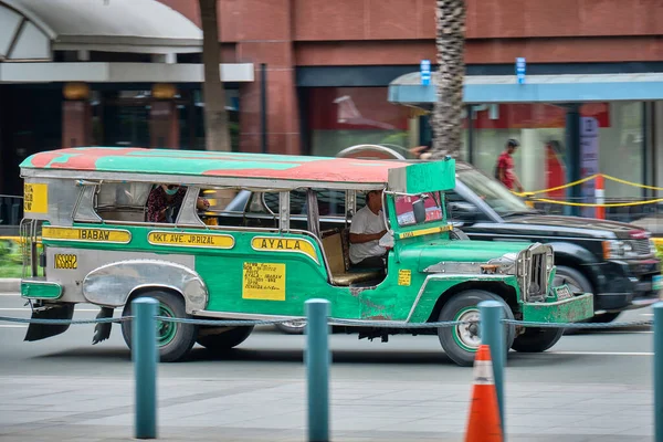 Manila, Fülöp-szigetek - Feb 02, 2020: Jeepneys on the roads of Manila. Egykori amerikai katonai dzsipek tömegközlekedésre átalakítva. — Stock Fotó