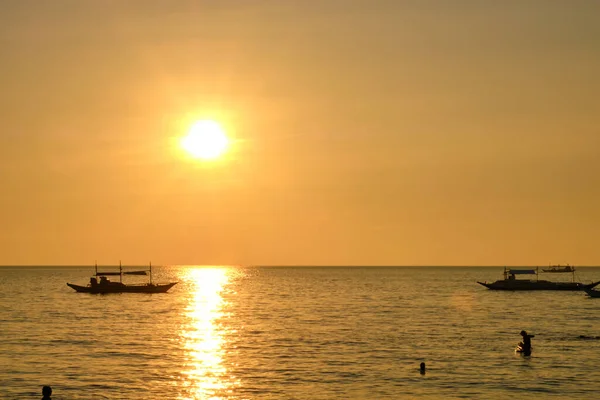 Naplemente Boracay Szigetén Vitorlázás Más Hagyományos Hajók Turistákkal Tengeren Háttérben — Stock Fotó