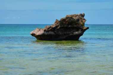 Boracay adasının ünlü simgesi. Denizde küçük bir kaya.