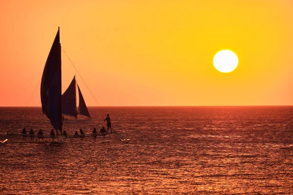 フィリピンのボラカイ島 2020年1月23日 ボラカイ島の日没 夕日を背景に海に観光客とセーリングや他の伝統的なボート — ストック写真